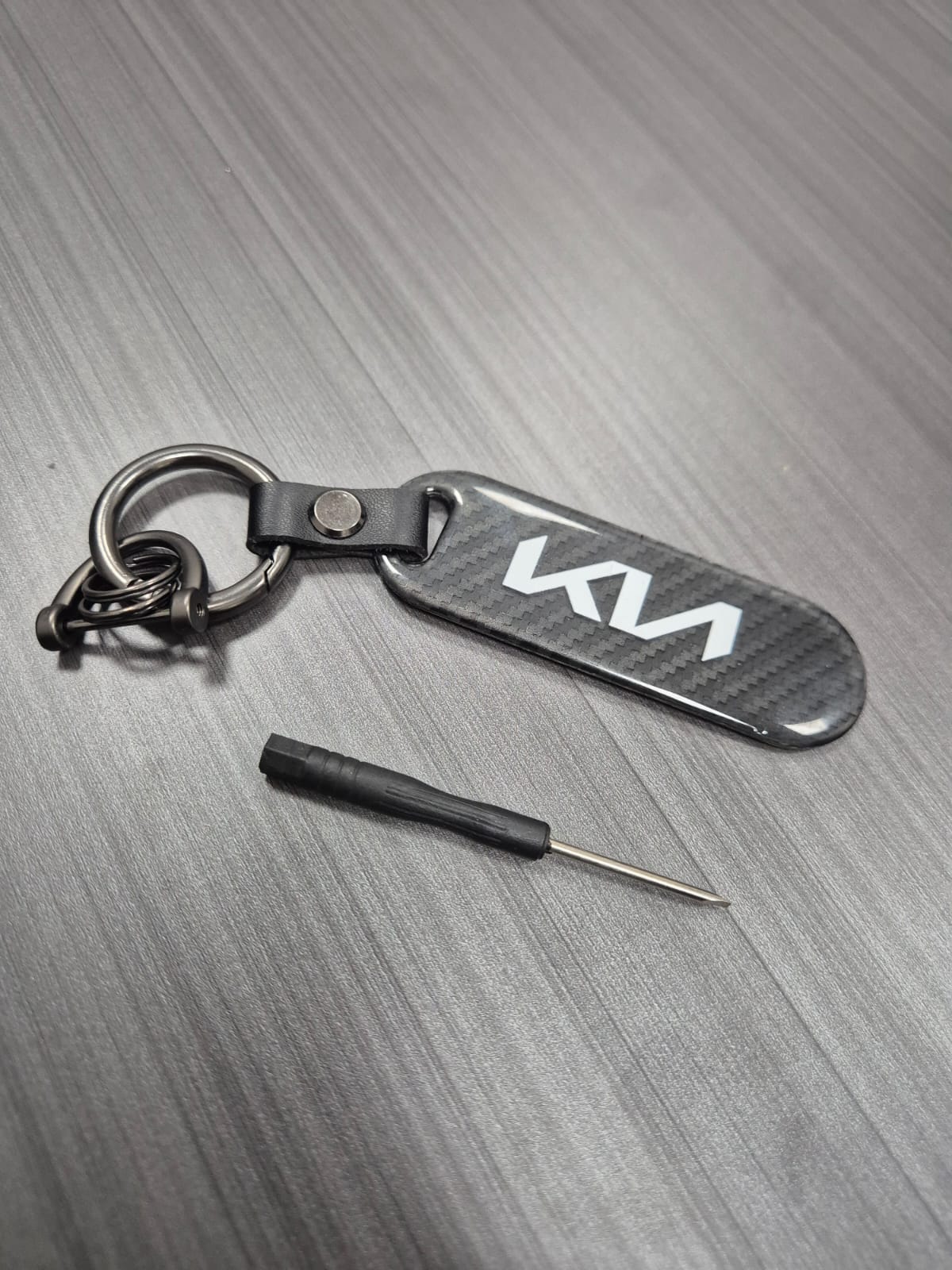 Брелок карбоновый Kia новая