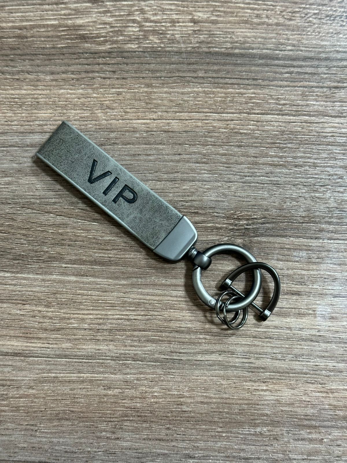 Брелок Vip кожаный серый