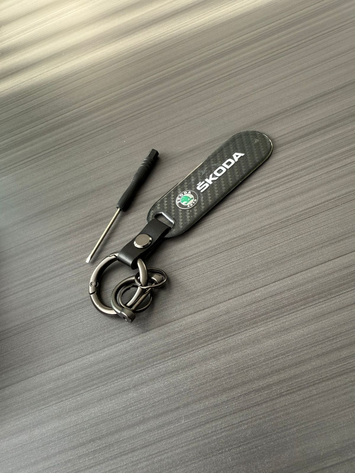 Брелок карбоновый Skoda